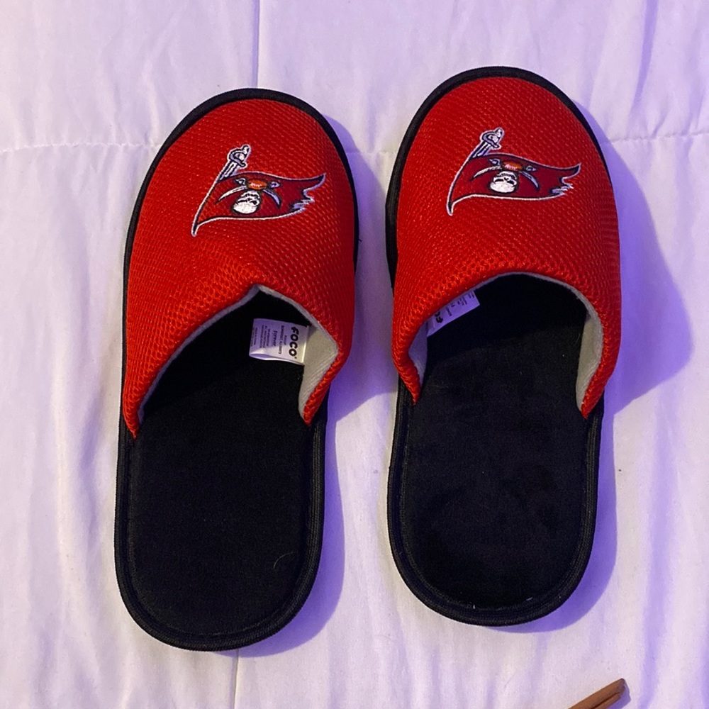 men’s buccaneers slippers